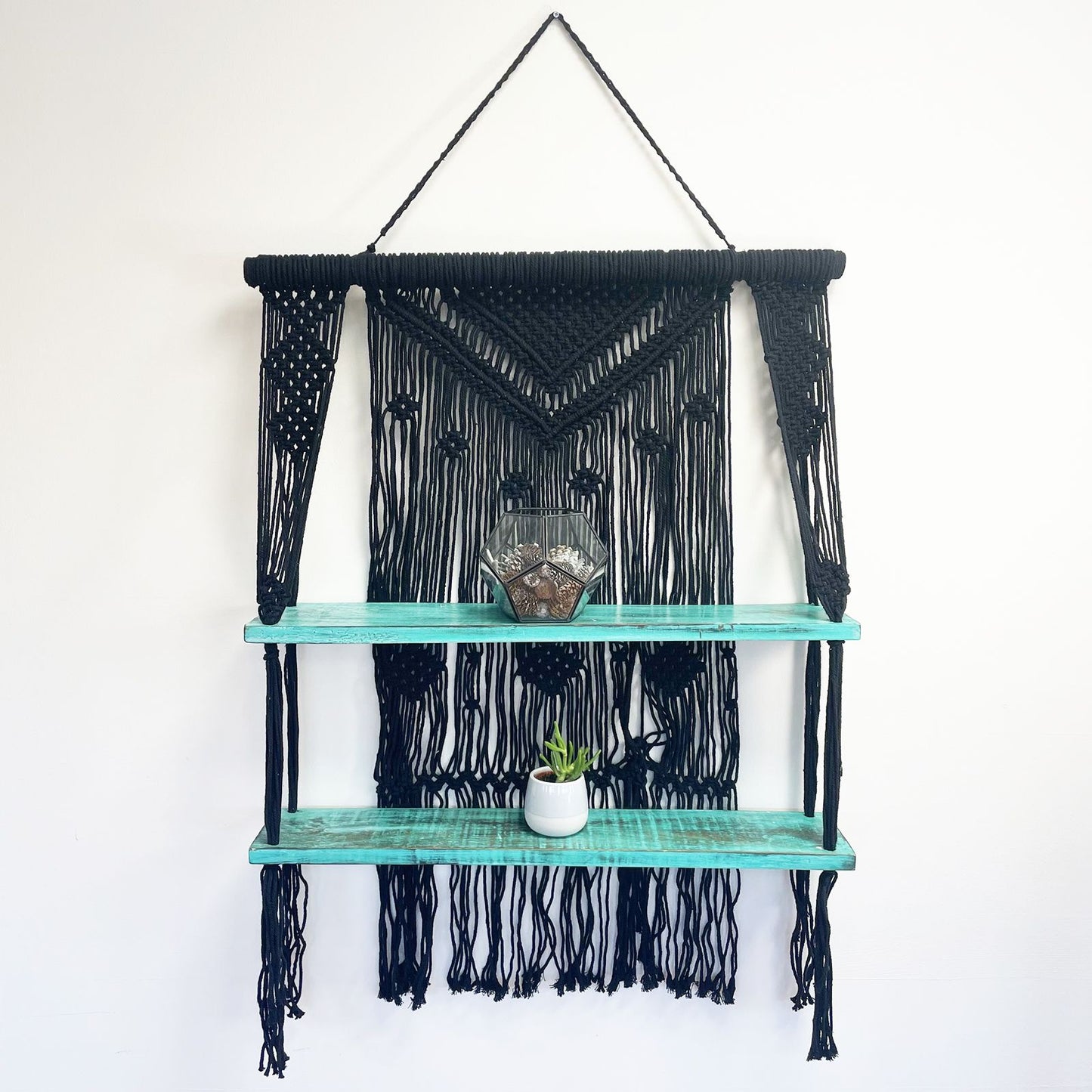 Raft Decorativ Suspendat Macrame Boho – Negru, Lemn și Bumbac Natural