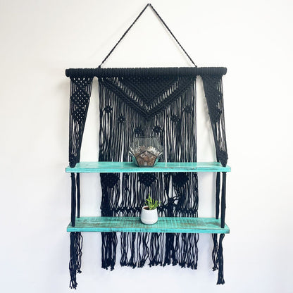 Raft Decorativ Suspendat Macrame Boho – Negru, Lemn și Bumbac Natural