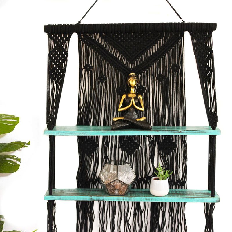 Raft Decorativ Suspendat Macrame Boho – Negru, Lemn și Bumbac Natural