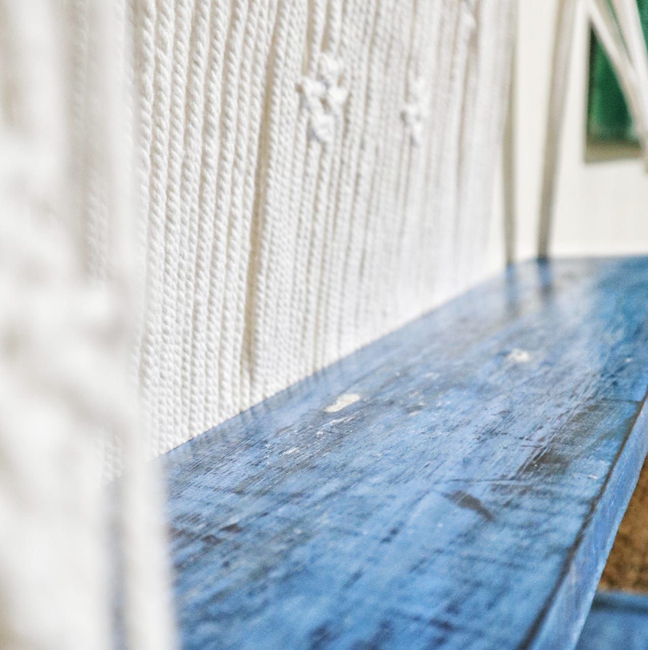 Raft Decorativ Suspendat Macrame Boho – Albastru, Lemn și Bumbac Natural