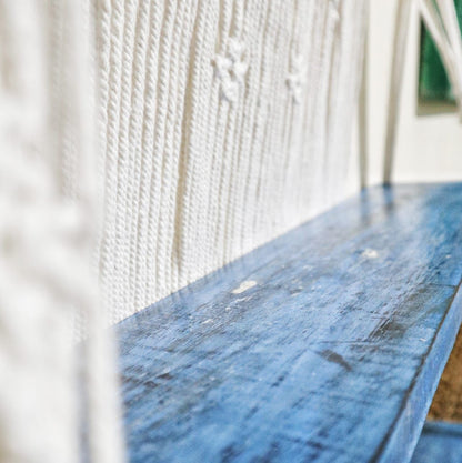 Raft Decorativ Suspendat Macrame Boho – Albastru, Lemn și Bumbac Natural