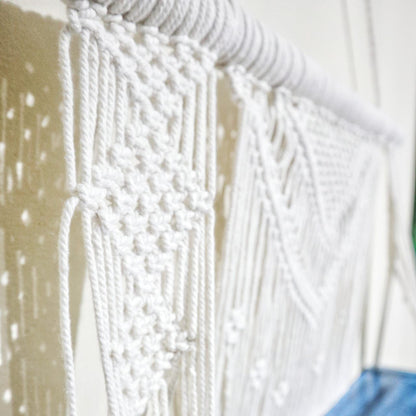 Raft Decorativ Suspendat Macrame Boho – Albastru, Lemn și Bumbac Natural