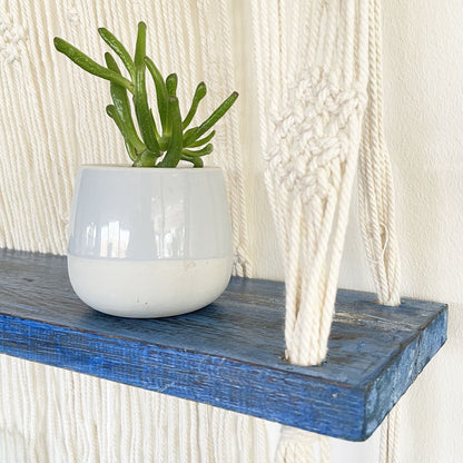Raft Decorativ Suspendat Macrame Boho – Albastru, Lemn și Bumbac Natural