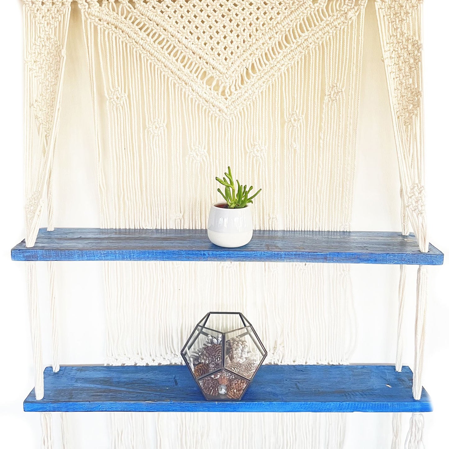 Raft Decorativ Suspendat Macrame Boho – Albastru, Lemn și Bumbac Natural