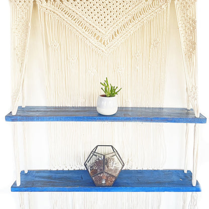 Raft Decorativ Suspendat Macrame Boho – Albastru, Lemn și Bumbac Natural