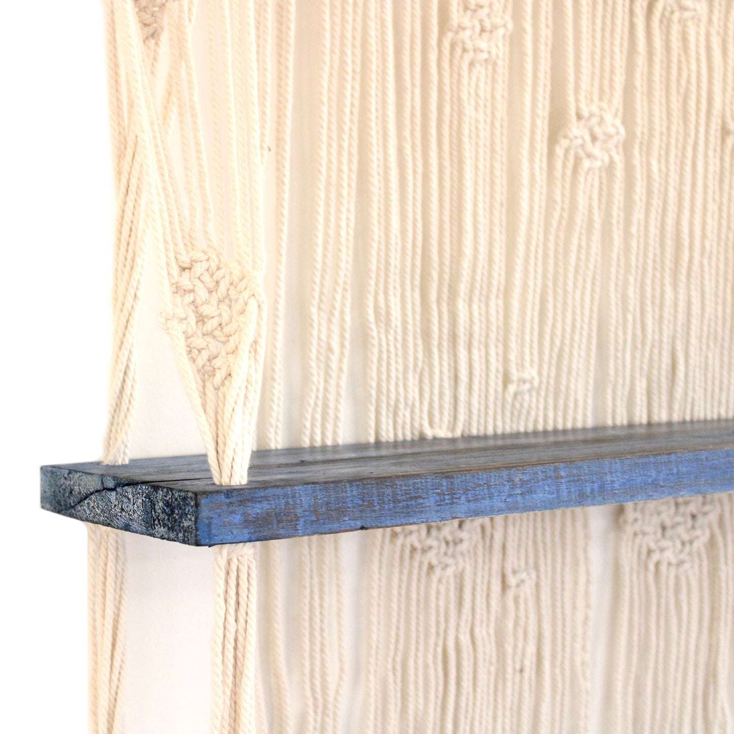 Raft Decorativ Suspendat Macrame Boho – Albastru, Lemn și Bumbac Natural