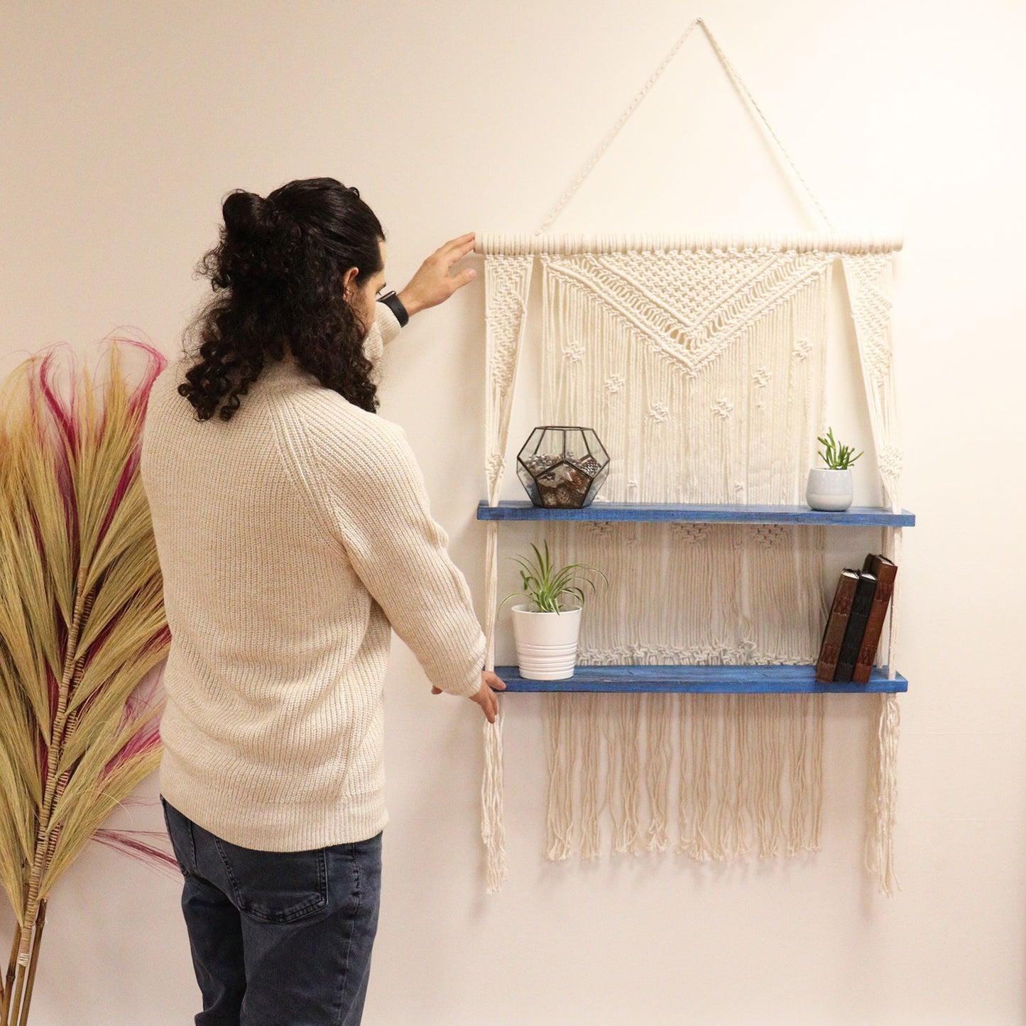 Raft Decorativ Suspendat Macrame Boho – Albastru, Lemn și Bumbac Natural