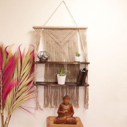 Raft Decorativ Suspendat Macrame Boho – Maro, Lemn și Bumbac Natural