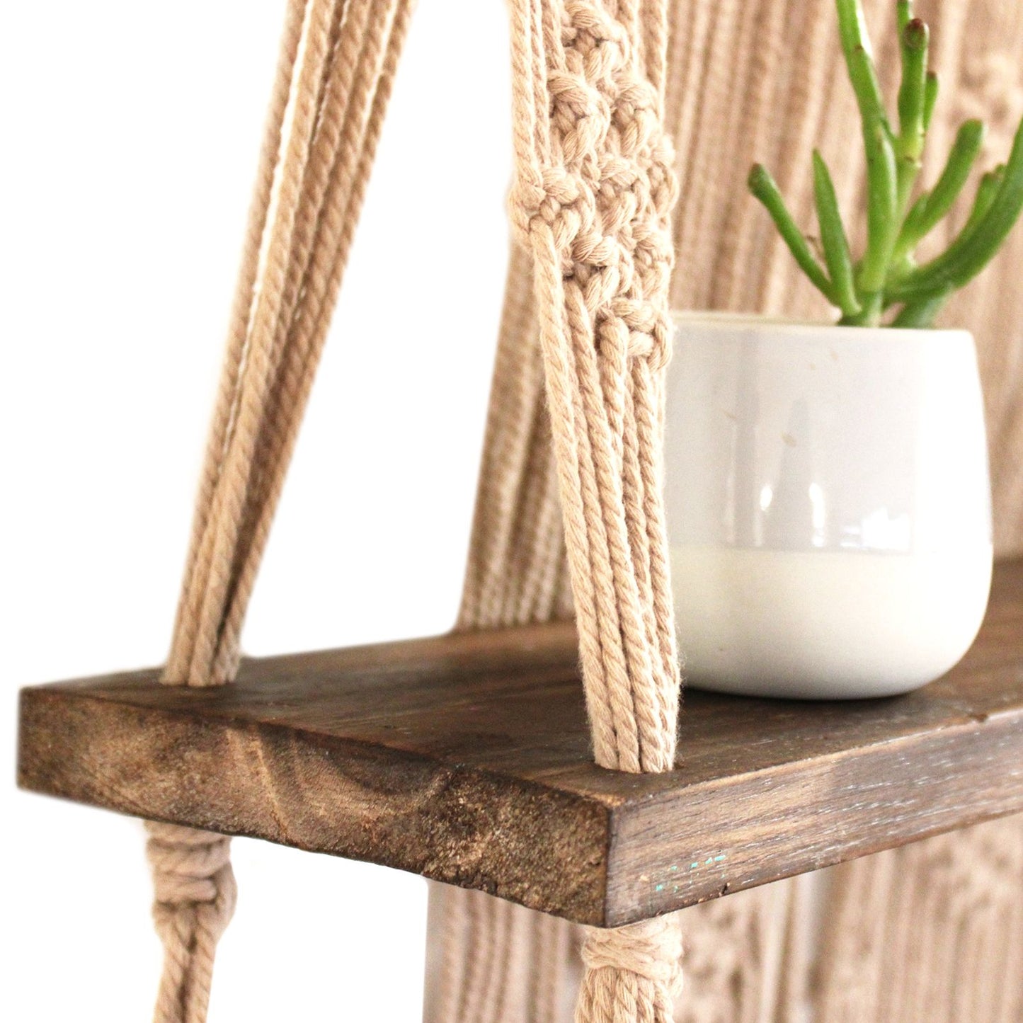Raft Decorativ Suspendat Macrame Boho – Maro, Lemn și Bumbac Natural