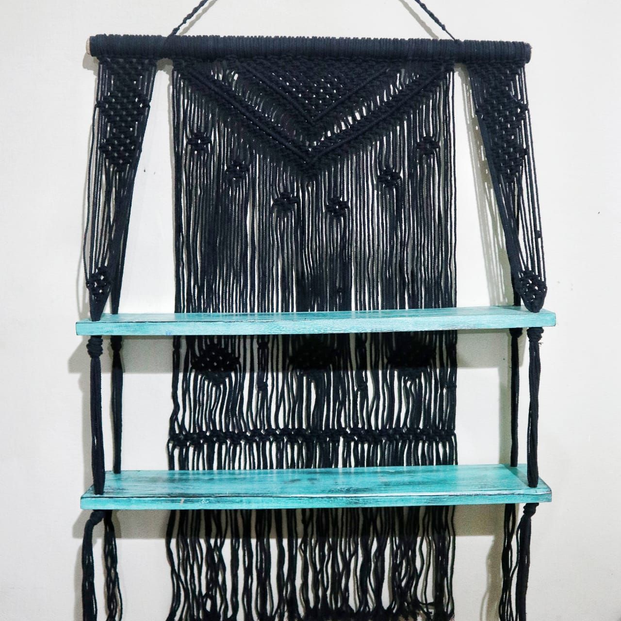 Raft Decorativ Suspendat Macrame Boho – Negru, Lemn și Bumbac Natural