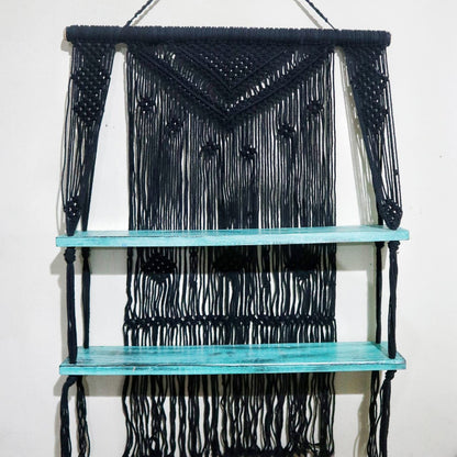 Raft Decorativ Suspendat Macrame Boho – Negru, Lemn și Bumbac Natural