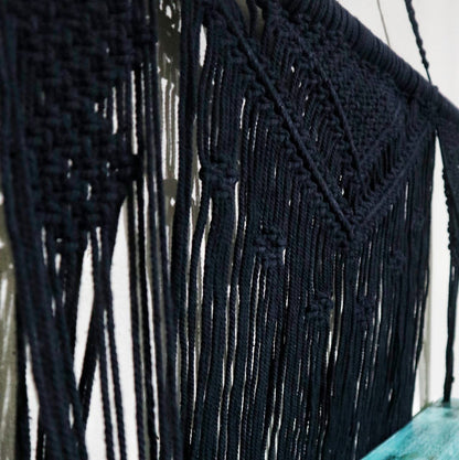 Raft Decorativ Suspendat Macrame Boho – Negru, Lemn și Bumbac Natural